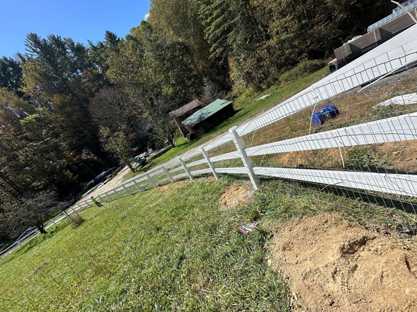 Vinyl Fence built by Mountain Fence & Deck in Western North Carolina